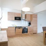 View Julia By We Rent Τσελ αμ Ζέε